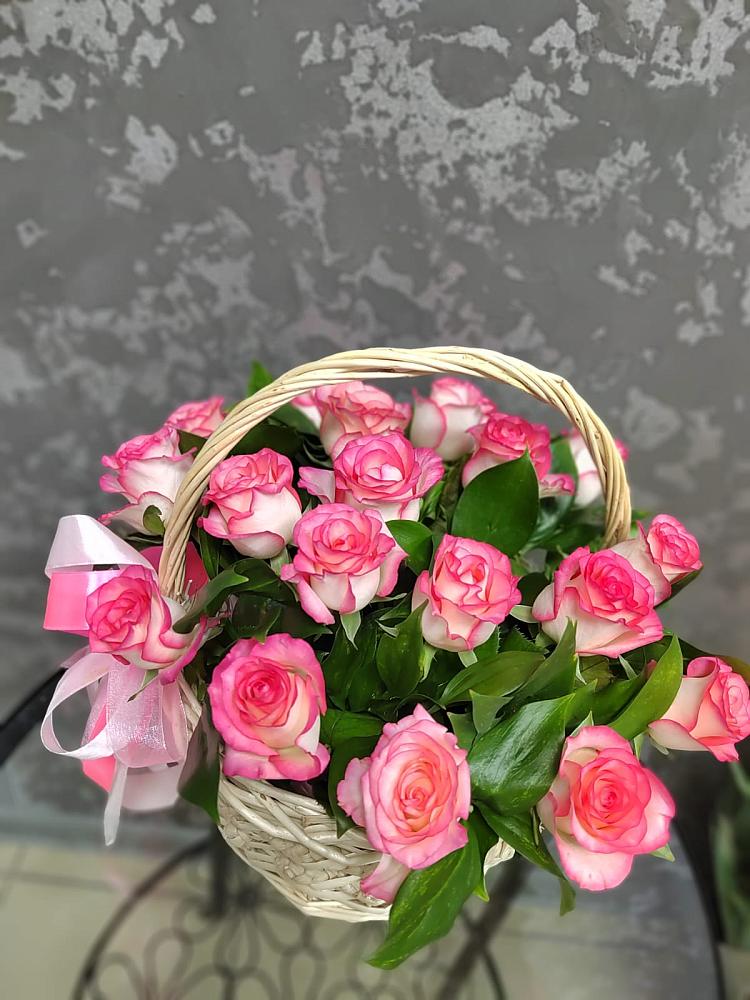 Цветочная композиция из Розы в корзине в Кудепста
