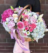 Композиция солнечный день в Кудепста Цветочная композиция из Розы, Хризантемы, Пионы и Лизиантусы в корзине в Кудепста
