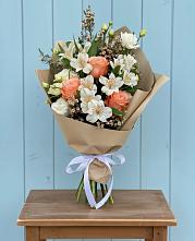 Букет цветов из:  Альстромерии, Лизиантусы, Розы и Хризантемы в Кудепста