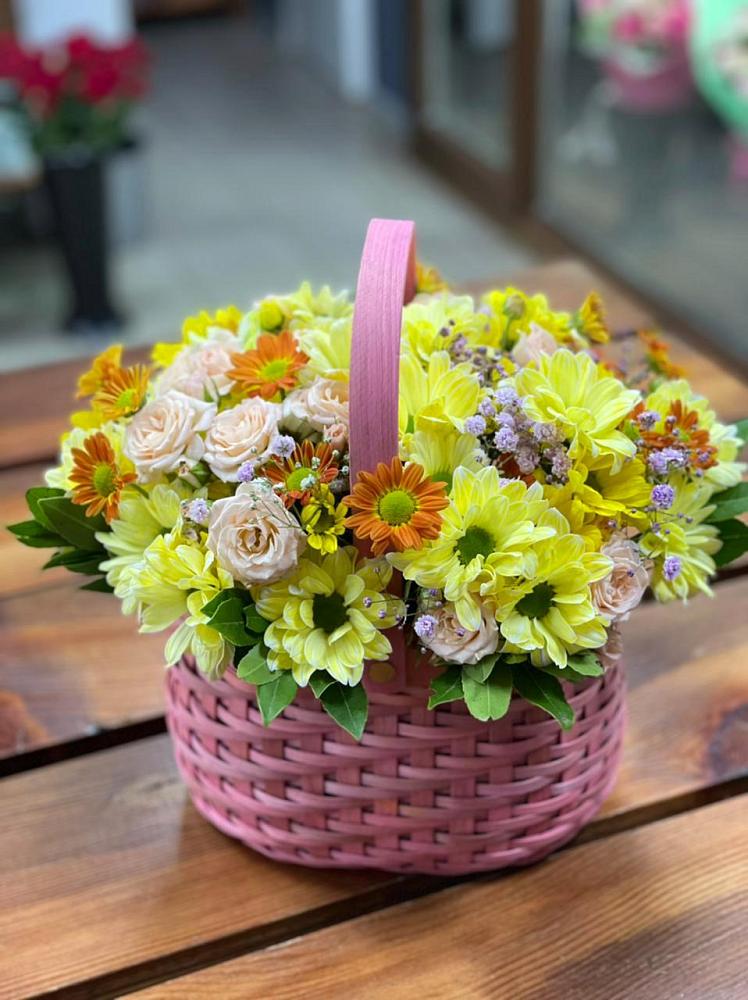 Цветочная композиция из Хризантемы и Розы в корзине в Кудепста