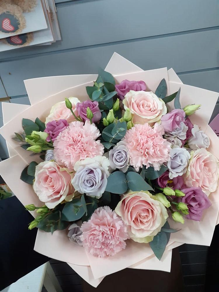 Букет цветов из: Розы, Гвоздики и Лизиантусы в Кудепста