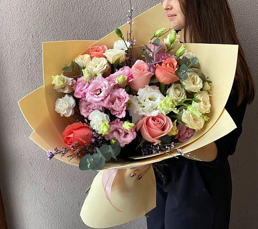 Букет цветов из: Розы, Лизиантусы и Гвоздики в Кудепста